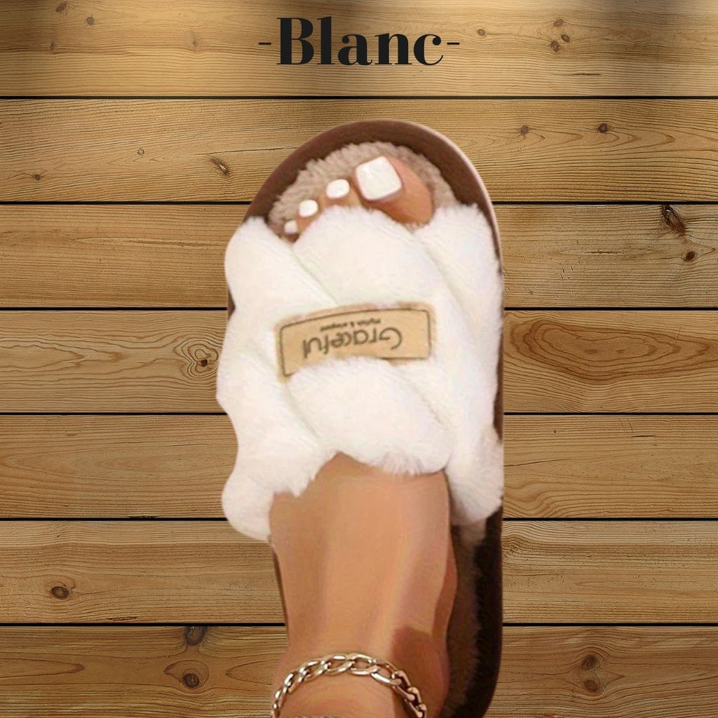 Pantoufles blanches femme en fausse fourrure ultra-douce, semelle légère et antidérapante pour un confort quotidien.