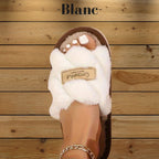 Pantoufles blanches femme en fausse fourrure ultra-douce, semelle légère et antidérapante pour un confort quotidien.