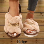 Pantoufles beige femme en fausse fourrure moelleuse, semelle antidérapante et design croisé pour un style chic et cosy.