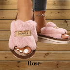 Pantoufles rose femme douces et confortables, intérieur chaud et respirant pour des moments détente à la maison.