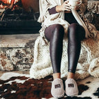 Pantoufles, chaussons femme chaudes, hiver, taupe, fausse fourrure, doux, cocooning ambage modèle MALY souple, antidérapant, détente, basique, tasse de thé et plaid