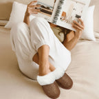 Pantoufles, chaussons femme chaudes, hiver, camel, fausse fourrure, strass, doux, cocooning ambage modèle LYNE souple, antidérapant, détente, sur le lit 