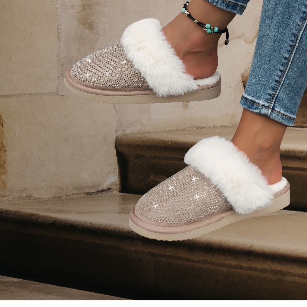 Pantoufles, chaussons femme chaudes, hiver, grise, fausse fourrure, strass, doux, cocooning ambage modèle LYNE souple, antidérapant, détente, escalier 